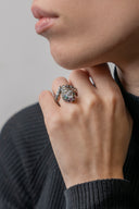Anillo cobra en oro y plata con diamantes, rubíes y esmeraldas