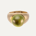 Anillo con peridoto y nácar en oro