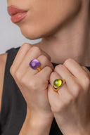 Anillo con peridoto y nácar en oro