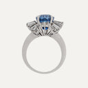 Anillo bailarina con zafiro de Ceilán azul intenso certificado de 5,70 ct y diamantes en oro blanco