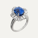 Anillo bailarina con zafiro de Ceilán azul intenso certificado de 5,70 ct y diamantes en oro blanco