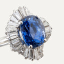 Anillo bailarina con zafiro de Ceilán azul intenso certificado de 5,70 ct y diamantes en oro blanco