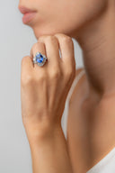 Anillo bailarina con zafiro de Ceilán azul intenso certificado de 5,70 ct y diamantes en oro blanco