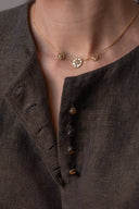 Collar Dior Rose Des Vents con tres medallas en oro, diamantes y nácar