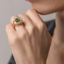Anillo con esmeralda de 2,61 ct y diamantes en oro