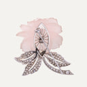 Broche de flor de cuarzo rosa, diamantes y platino