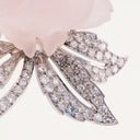 Broche de flor de cuarzo rosa, diamantes y platino