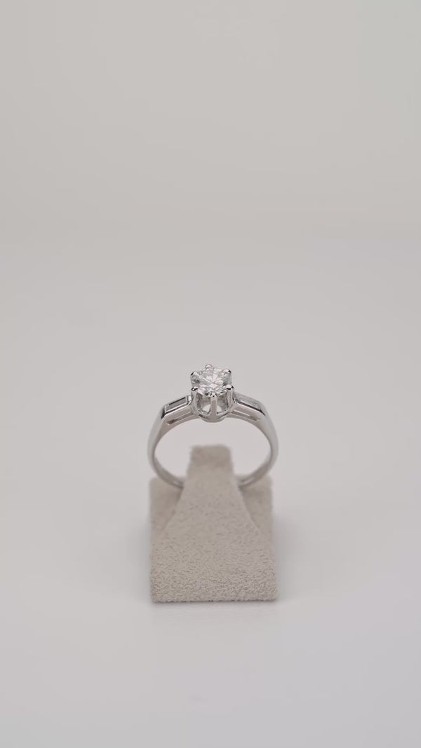 Anel em Ouro Branco com 3 Diamantes 0,72 ct