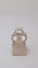 Anillo solitario con diamante de talla princesa de 3,75 ct en oro blanco